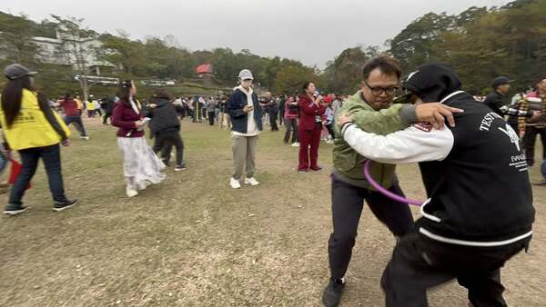 牽腸掛肚趣味競賽:台數科&鑫傳|尾牙活動(培養兩人默契與合作) 牽腸掛肚趣味競賽:台數科&鑫傳|尾牙活動(培養兩人默契與合作)