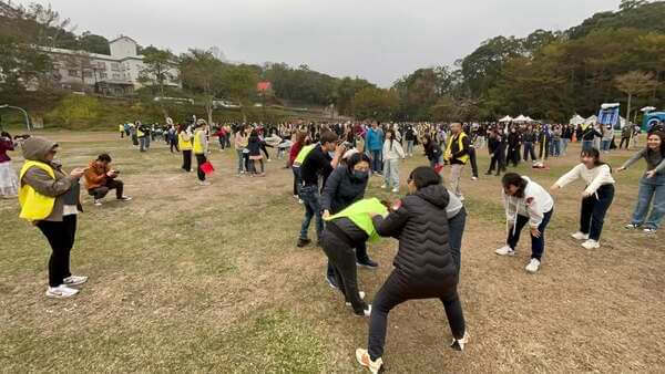 金蟬脫殼團康遊戲:台數科&鑫傳|尾牙活動(一次十組同時競賽場面壯觀) 金蟬脫殼團康遊戲:台數科&鑫傳|尾牙活動(一次十組同時競賽場面壯觀)