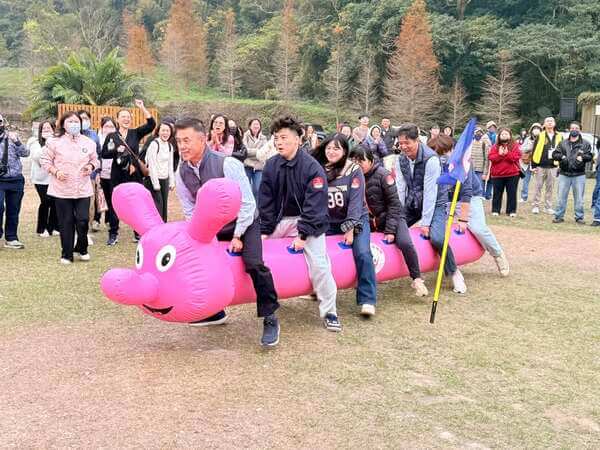 主管帶領隊員一起衝鋒陷陣(陸上行舟趣味競賽):台數科&鑫傳|尾牙活動 主管帶領隊員一起衝鋒陷陣(陸上行舟趣味競賽):台數科&鑫傳|尾牙活動