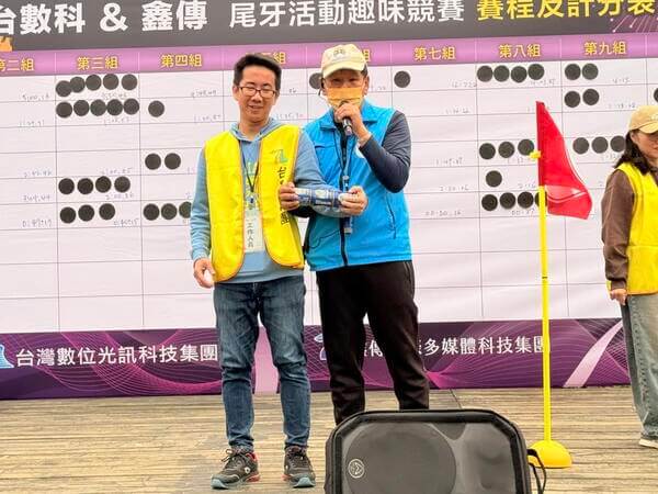 熊教練與工作人員上台示範罐罐相連趣味競賽技巧及比賽規則講解 熊教練與工作人員上台示範罐罐相連趣味競賽技巧及比賽規則講解