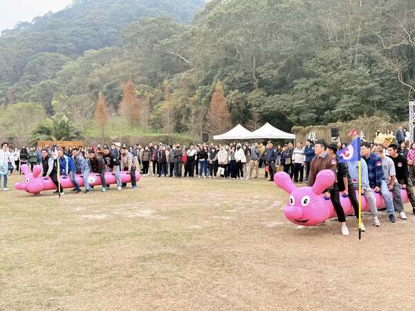 充氣毛毛蟲趣味競賽能讓人充滿熱血與戰鬥力之活動 充氣毛毛蟲趣味競賽能讓人充滿熱血與戰鬥力之活動