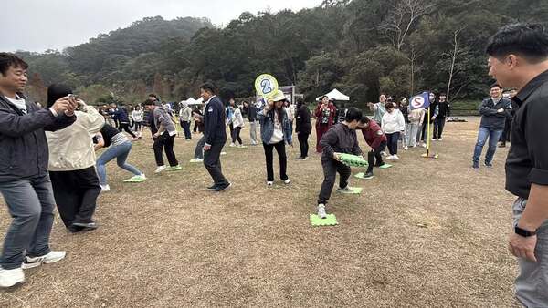 步步為營趣味競賽:十人共同發揮團隊合作精神 步步為營趣味競賽:十人共同發揮團隊合作精神