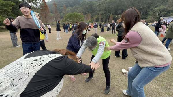 尾牙活動透過各項競賽激發士氣共創榮譽心:金蟬脫殼團康遊戲 尾牙活動透過各項競賽激發士氣共創榮譽心:金蟬脫殼團康遊戲
