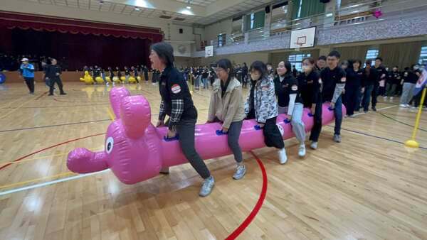 充氣毛毛毛趣味競賽最能展現團隊合作精神（伊甸基金會）