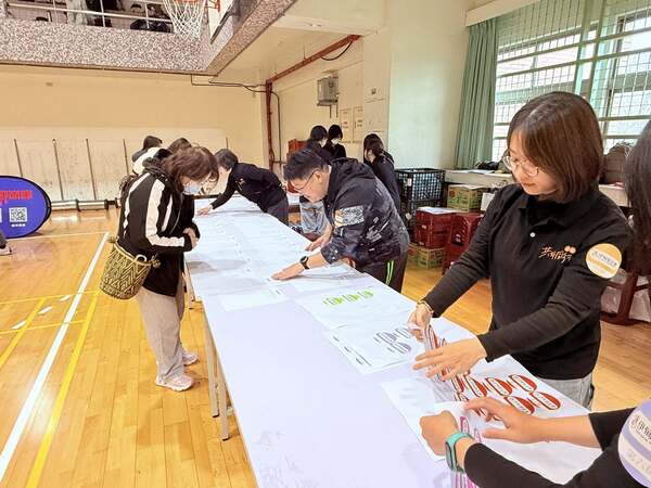 新北伊甸基金會學員報到並提供每人分組臂章