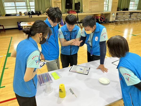 場地佈置後熊教練集合工作人員作賽前重點叮嚀