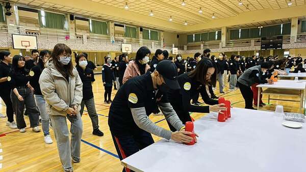 眼明手快團康活動競賽：兩人充分展現合作與默契（伊甸基金會公司日活動）