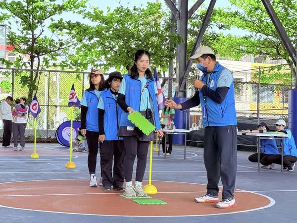 由本團隊示範及領隊熊教練親自說明講解（林邊鄉鄉運幼兒園趣味競賽）