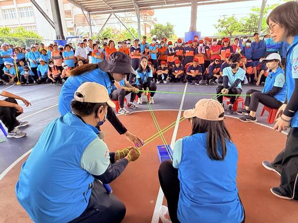 領隊熊教練親自下場與隊員共同技巧示範與規則說明(林邊鄉鄉運 領隊熊教練親自下場與隊員共同技巧示範與規則說明(林邊鄉鄉運