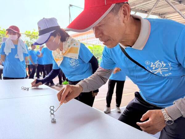 個人專注與培養兩人默契之遊戲：巴黎鐵塔團康競賽活動