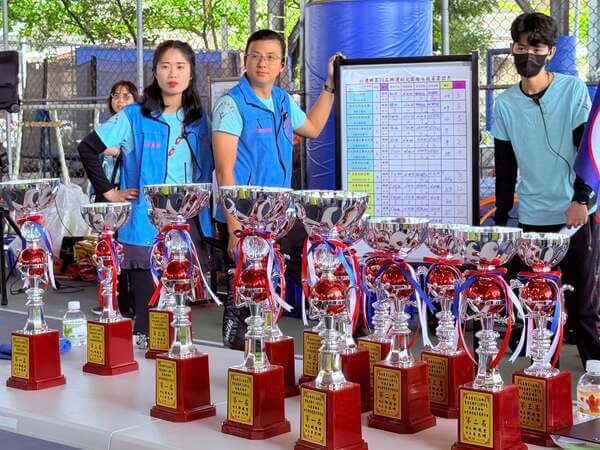 主辦單位（林邊鄉鄉公所）準備之各項趣味競賽獎盃