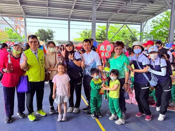 林邊鄉鄭鄉長親自頒獎並與幼兒園得獎者隊伍共同合影