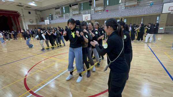 六人齊心協力之競賽活動：蜈蚣競走趣味競賽（新北伊甸基金會公司日）