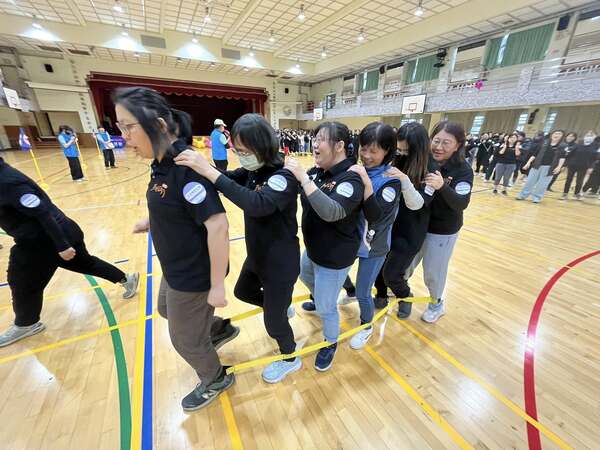 在輕鬆愉快心情下享受紓壓運動：蜈蚣競走趣味競賽（板橋江翠國中）
