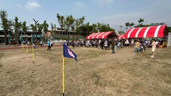 蜈蚣競走趣味競賽:一次五組同時競場面才壯觀 蜈蚣競走趣味競賽:一次五組同時競場面才壯觀