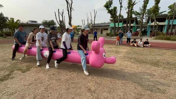 老師群也能一起和家長們體驗毛毛蟲趣味競賽 老師群也能一起和家長們體驗毛毛蟲趣味競賽