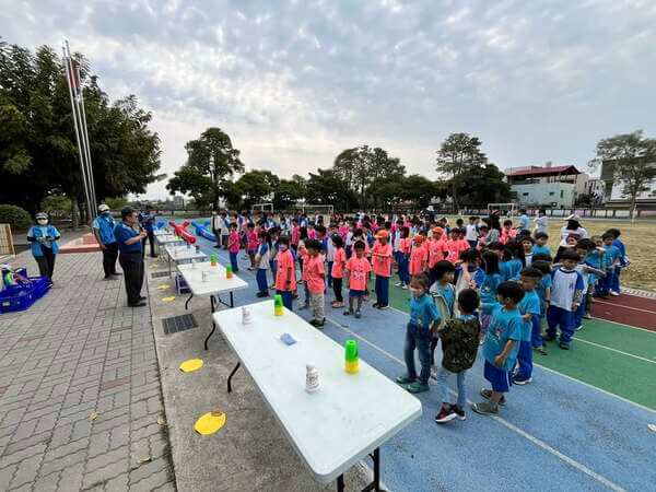 兒童節歡樂活動競賽前由李校長親自為大家鼓勵 兒童節歡樂活動競賽前由李校長親自為大家鼓勵