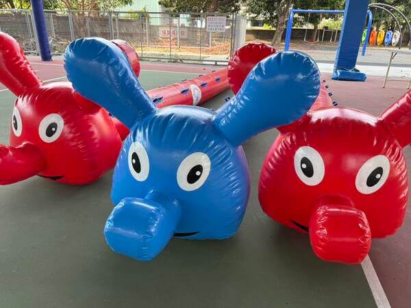 客製化最安全之孩童型充氣毛毛蟲：風雨球場