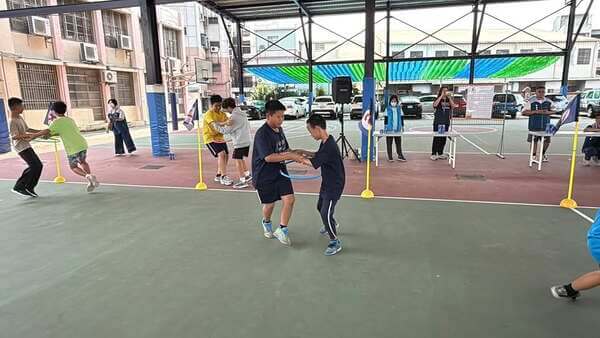 兩人一起共同進行培養默契與合作（岸裡國小兒童節活動）