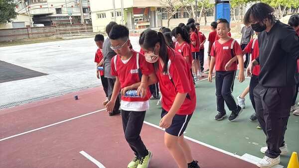 罐罐相連趣味競賽（岸裡國小兒童節活動）：培養合作與默契