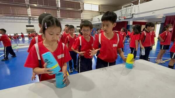 可培養兩人合作及雙手協調性之活動：杯觥交錯團康遊戲