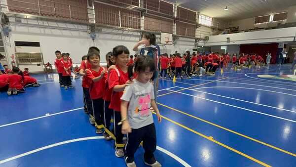 讓幼小孩童從競賽遊戲中建立團隊合作與榮譽感之重要性