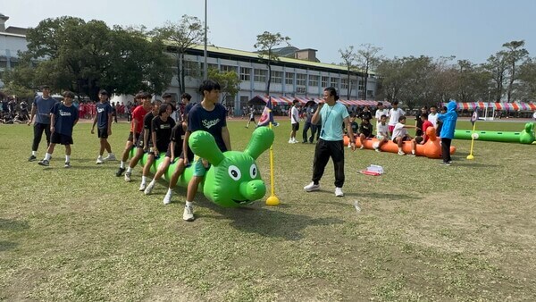 由體育班學生做毛毛蟲趣味競賽示範 由體育班學生做毛毛蟲趣味競賽示範