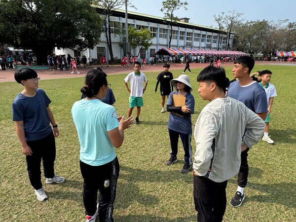 小育教練與學校裁判老師事前做比賽規則說明 小育教練與學校裁判老師事前做比賽規則說明