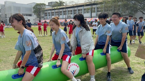 最能展現出團隊合作之趣味競賽:陸上行舟(路竹高中校慶活動) 最能展現出團隊合作之趣味競賽:陸上行舟(路竹高中校慶活動)