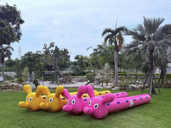 全台唯一客製化設計之充氣毛毛蟲可四隻同時競賽