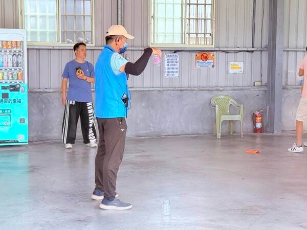 天旋地轉趣味競賽：領隊熊教練親自示範技巧