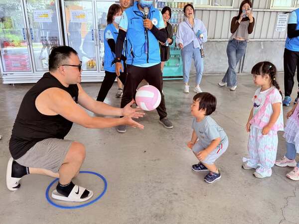 簡單的遊戲設計也能提供幼小孩童學習與互動：拋接不離團康遊戲