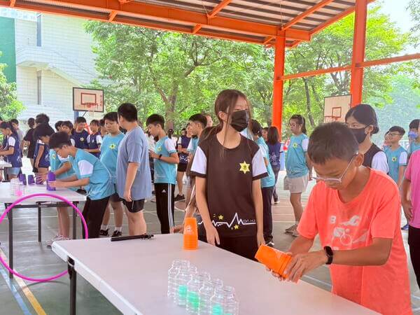 眼明手快團康遊戲：一次所有班級同時競賽