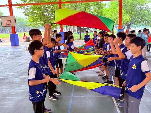 拋接傳遞團康遊戲：提供賽前練習時間