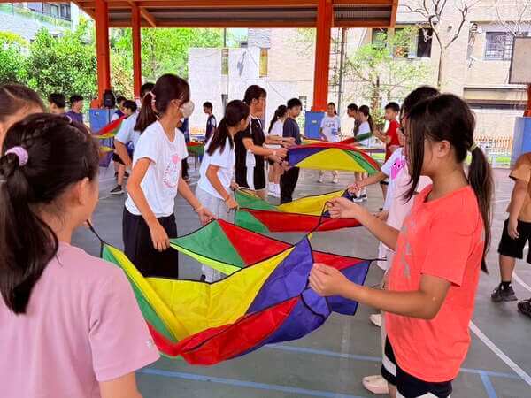 拋接傳遞團康遊戲：展現兩人默契與合作之活動