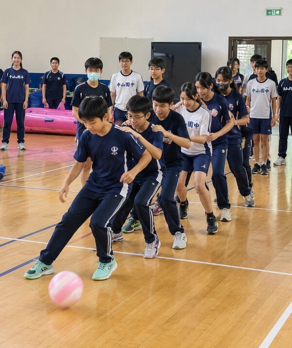 東閃西躲趣味競賽:多人團隊合作之展現 東閃西躲趣味競賽:多人團隊合作之展現