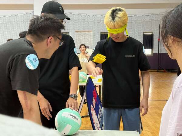 競賽時透過蒙眼增加難度與專注:隔空取物團康遊戲 競賽時透過蒙眼增加難度與專注:隔空取物團康遊戲