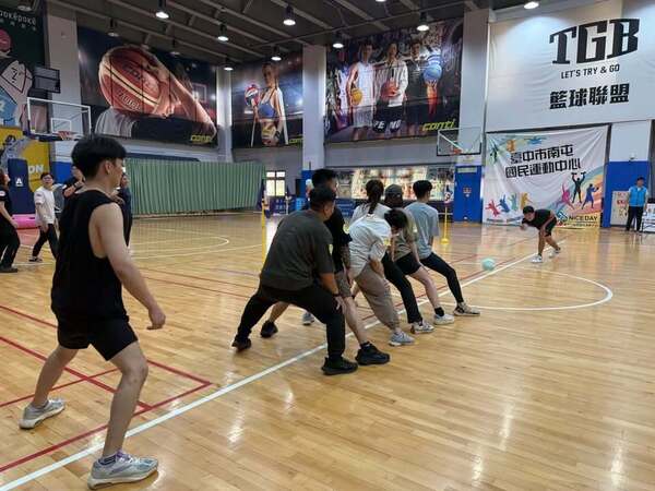 團隊合作之遊戲:東閃西躲趣味競賽(台中南屯運動中心) 團隊合作之遊戲:東閃西躲趣味競賽(台中南屯運動中心)
