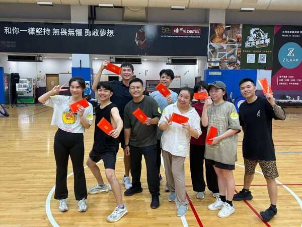 雷醫國際冠軍隊伍開心合照 雷醫國際冠軍隊伍開心合照