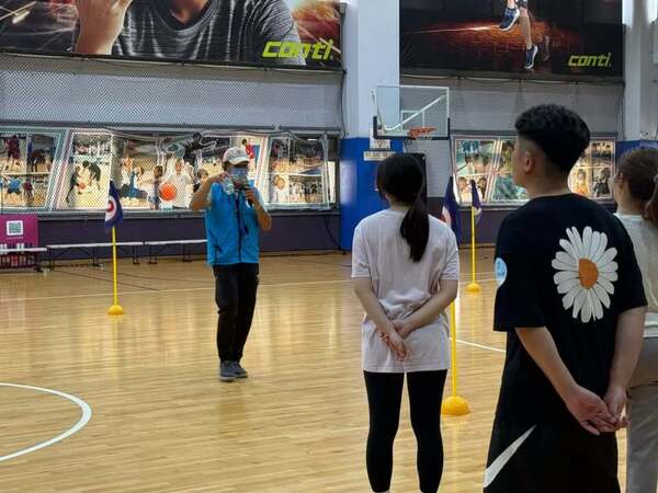 由熊教練親自做技巧示範:天旋地轉遊戲(台中南屯運動中心) 由熊教練親自做技巧示範:天旋地轉遊戲(台中南屯運動中心)