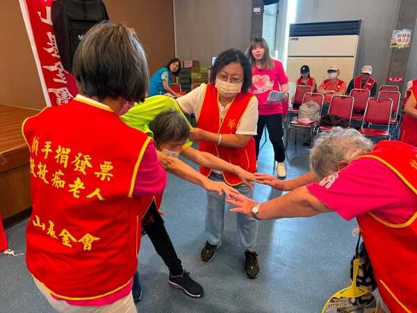 新北區華山基金會老人運動會:即使是高齡長輩也能進行此活動 新北區華山基金會老人運動會:即使是高齡長輩也能進行此活動