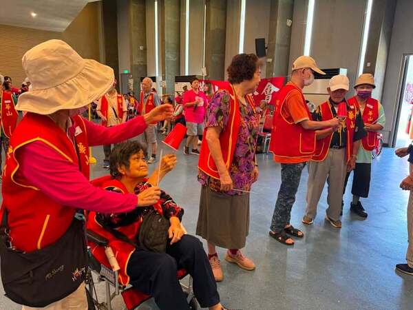 即使坐在輪椅上也能積極參與活動:新北區華山基金會老人運動會 即使坐在輪椅上也能積極參與活動:新北區華山基金會老人運動會