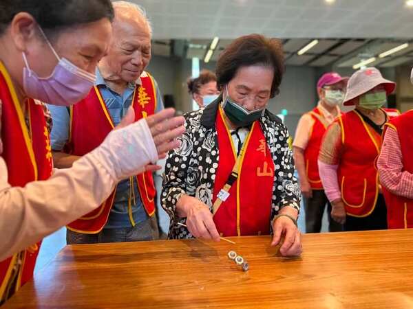 巴黎鐵塔團康遊戲:專注與抗壓性之考驗(林口下福市民活動中心) 巴黎鐵塔團康遊戲:專注與抗壓性之考驗(林口下福市民活動中心)