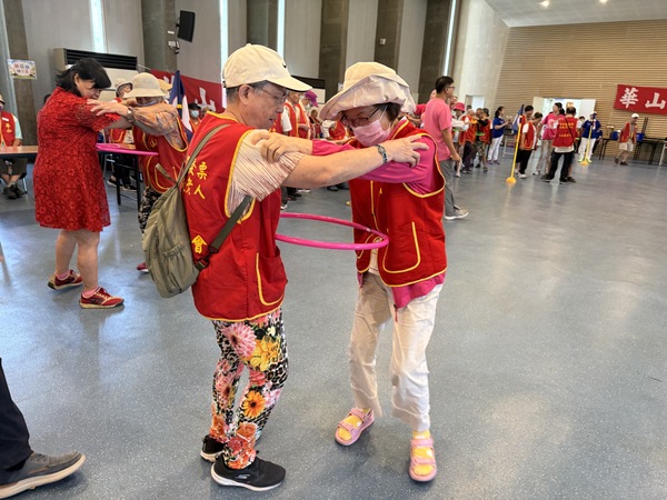 年齡不是問題享受每一項充滿歡樂活動:牽腸掛肚趣味競賽 年齡不是問題享受每一項充滿歡樂活動:牽腸掛肚趣味競賽