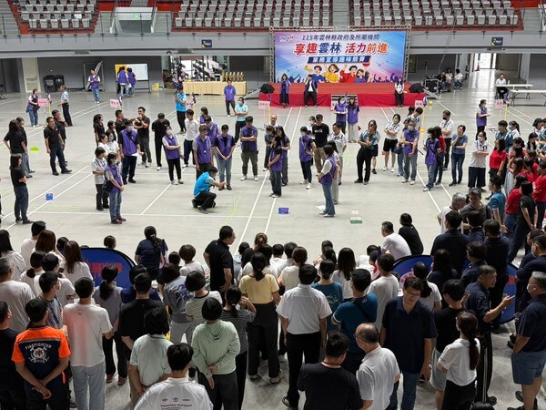 任何大型活動熊教練（中間蹲下者）均能親自示範與規則講解（雲林縣政府活動）