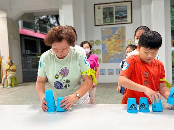 台南新樓醫院祖孫活力趣味競賽:眼明手快團康活動 台南新樓醫院祖孫活力趣味競賽:眼明手快團康活動
