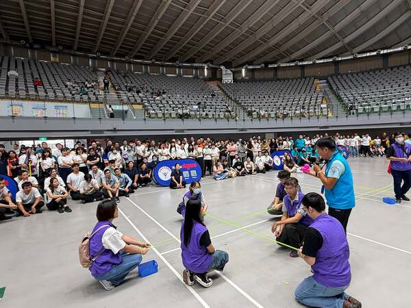 由領隊熊教練親自做比賽規則與技巧示範說明：115年雲林縣政政府趣味競賽