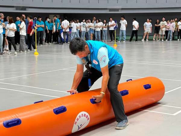 由領隊熊教練示範握把如何抓取之正確姿勢:陸上行舟趣味競賽 由領隊熊教練示範握把如何抓取之正確姿勢:陸上行舟趣味競賽