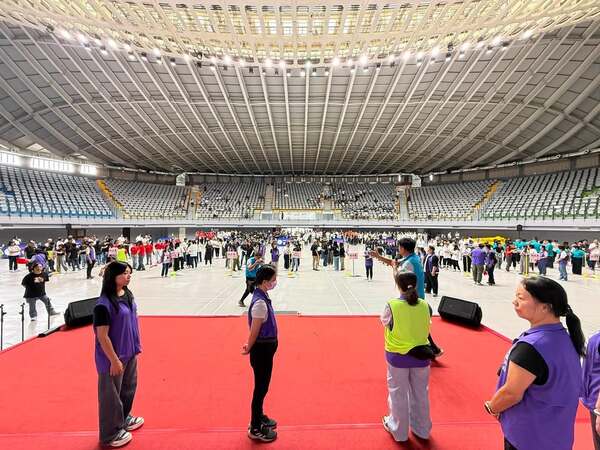 能親自主持帶領、示範講解才是真正具備專業實力商家(領隊熊教練主持) 能親自主持帶領、示範講解才是真正具備專業實力商家(領隊熊教練主持)
