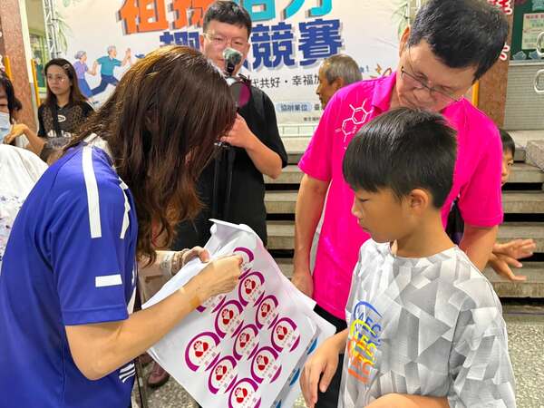 分組後依照組別手臂貼上貼紙（團隊免費設計及贈送）